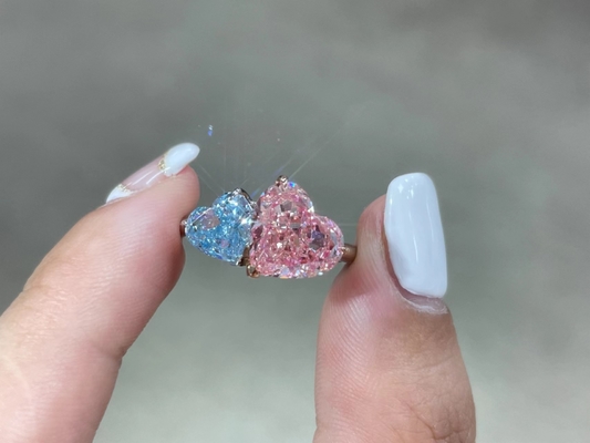 Anelli di diamanti di laboratorio di colore rosa e blu in forma di cuore gemello Anelli in oro bianco da 18 carati