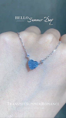 Collare di diamanti con pendente blu creato da Blue Lab con taglio al cuore di 1.51ct certificato GRC