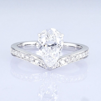 Anello di diamante di 18 carati in forma di pera bianco di laboratorio cresciuto, disegno principessa per regali per festa.