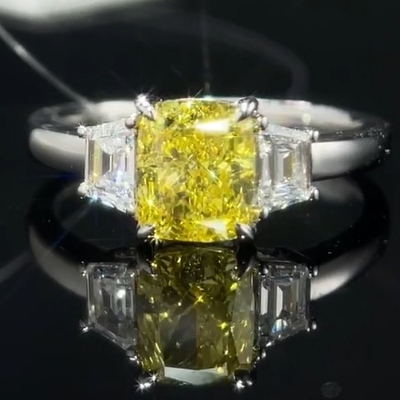 1.22ct Anello di diamanti coltivato in laboratorio con diamante giallo Triestone stile gioielli su misura